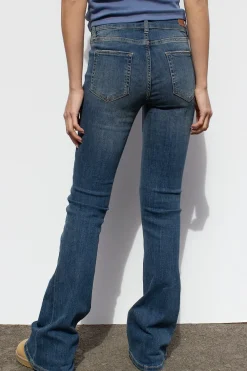 Jeans flare con borchie