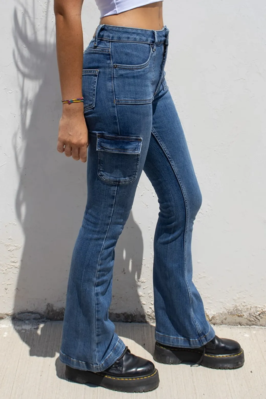 Jeans flare con tasconi