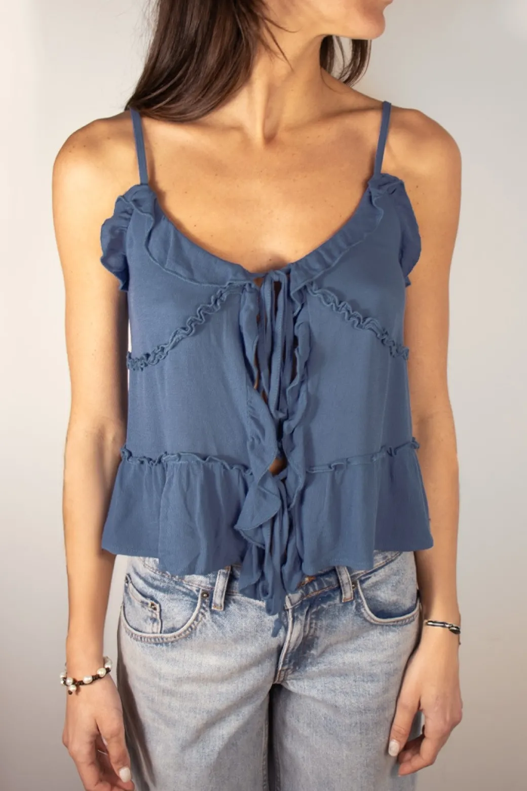 Top con rouches e lacci