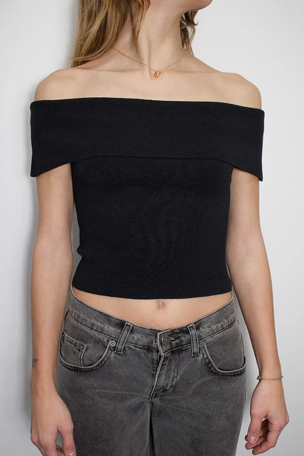 T-shirt off shoulders