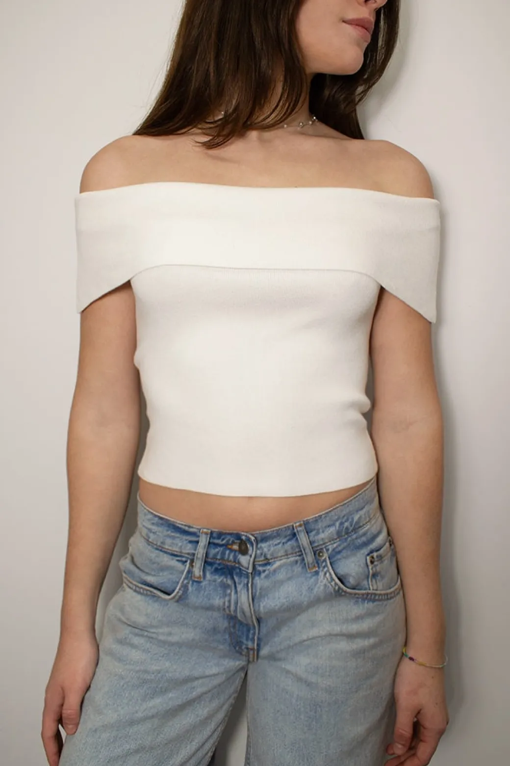 T-shirt off shoulders