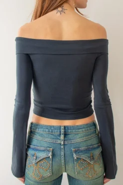 T-shirt off shoulders