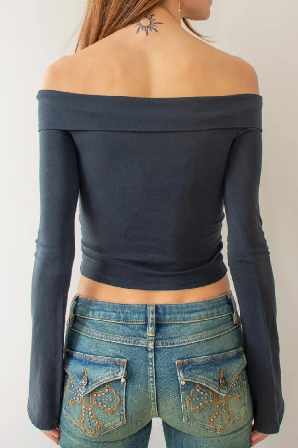 T-shirt off shoulders