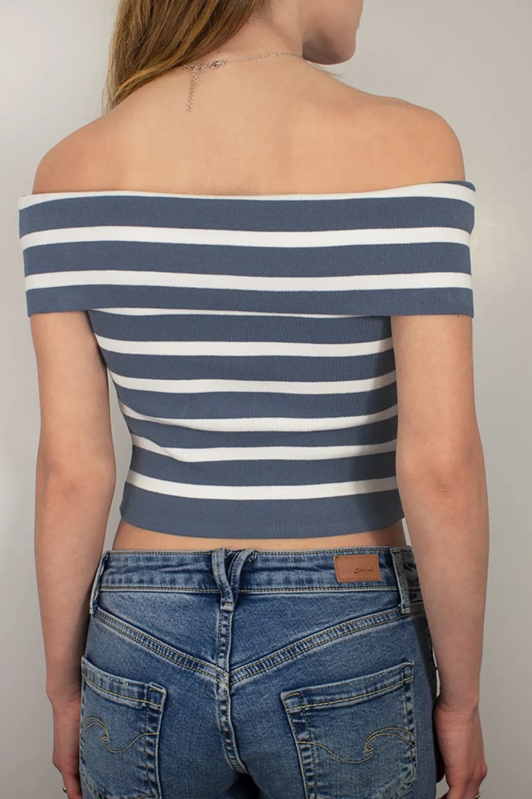 T-shirt off-shoulders