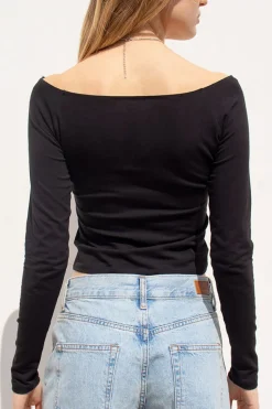 T-shirt off-shoulders